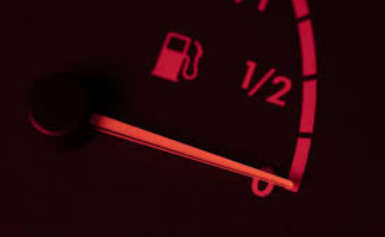 O que fazer quando o ponteiro da gasolina fica travado no painel do carro?