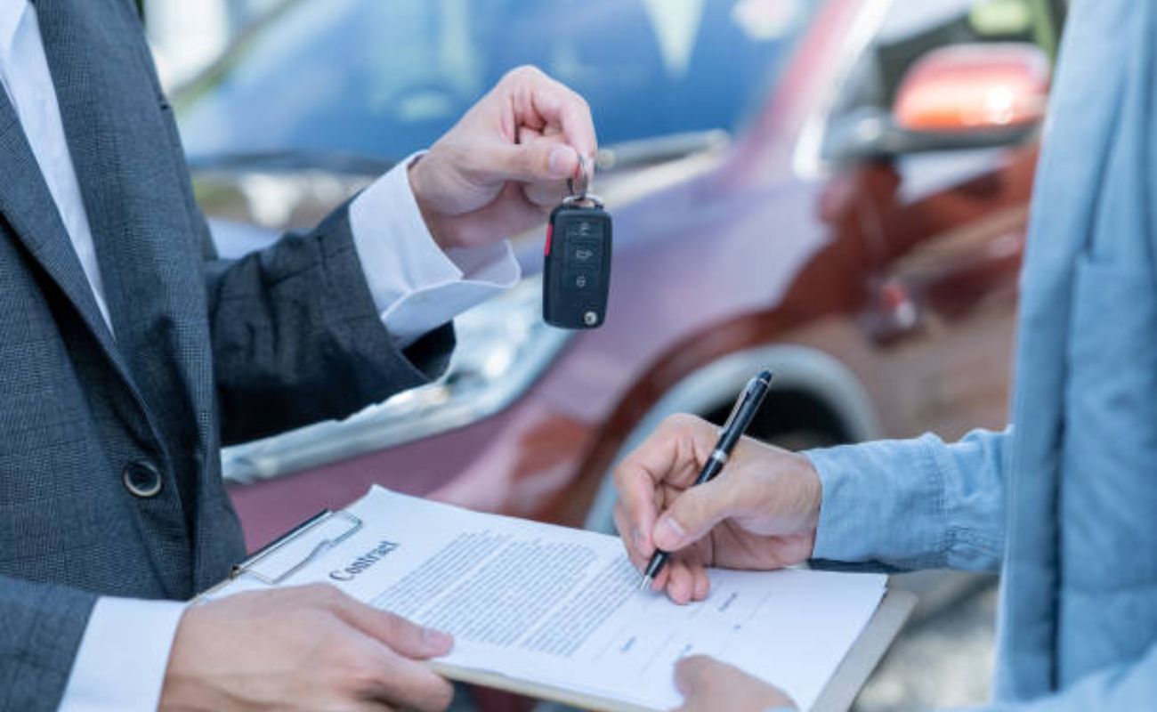 A Era do Carro Bloqueado: O Guia sobre Taxação e Assinaturas de Software em Veículos